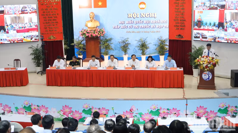 The meeting between NA President Tran Thanh Man and Ho Chi Minh City voters. (Photo: Vuong Le)