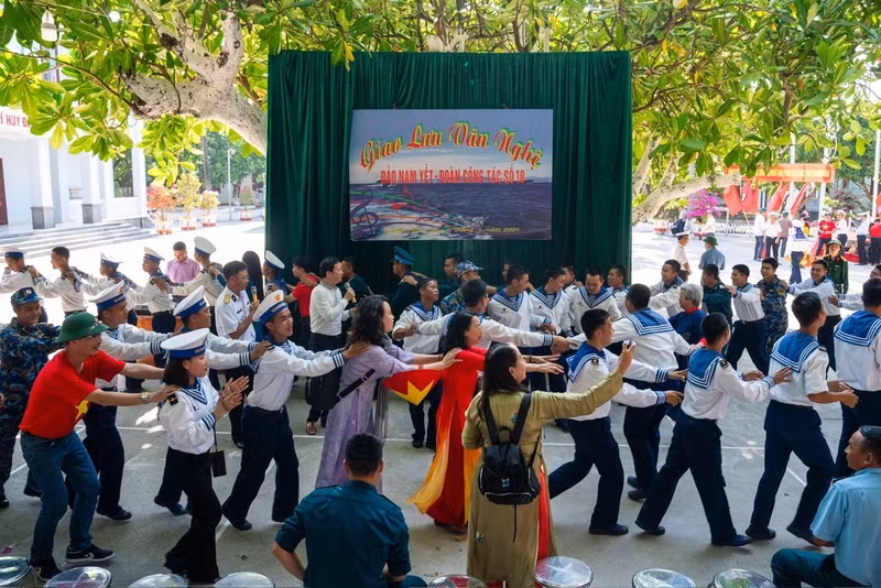 Members of Delegation No. 10 sing and dance with soldiers and residents on Nam Yet Island in the Truong Sa archipelago.