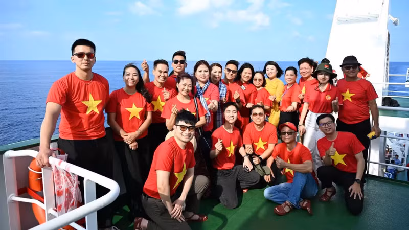 Overseas Vietnamese members of Delegation No. 10 during their visit to Truong Sa in April 2026. (Photo: Viet Hoang)
