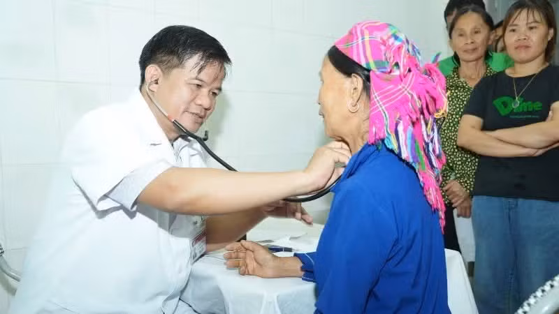 Bach Mai Hospital doctors provide medical check-ups for residents in Lao Cai Province.