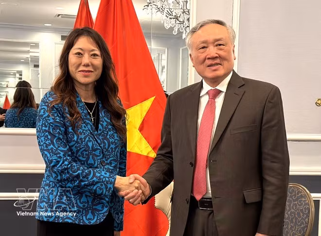 Permanent Deputy Prime Minister Nguyen Hoa Binh and California State Treasurer Fiona Ma pose for a commemorative photo. (Photo: VNA)