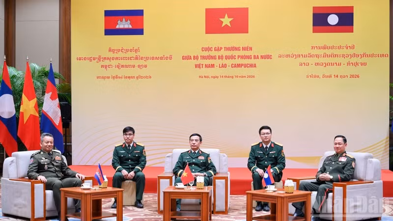 An overview of the annual meeting of the defence ministers of Viet Nam, Laos, and Cambodia in Ha Noi on October 14. (Photo: VNA)