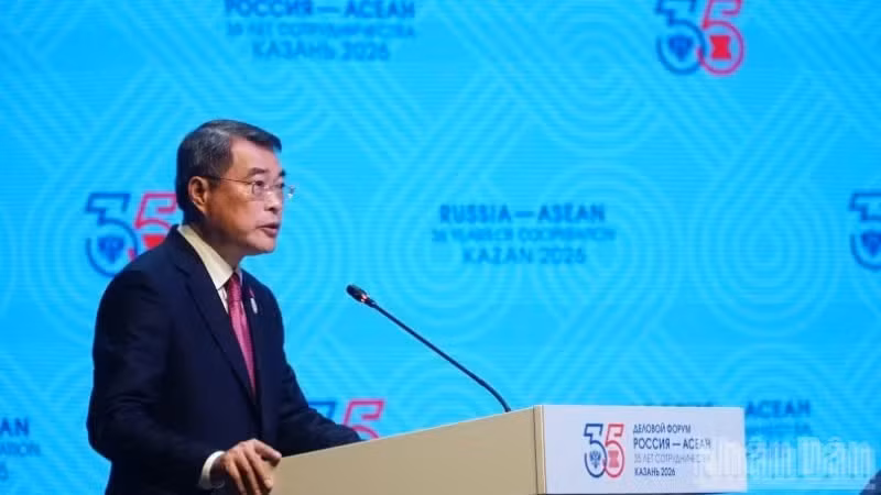 Prime Minister Le Minh Hung addresses the opening session of the ASEAN-Russia Business Forum in Kazan, Russia on June 17. (Photo: Thanh The)