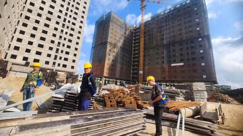 Construction is under way at the Tan Phu Hung social housing project in Tan Hung Ward, Hai Phong. (Photo: Minh Hai)