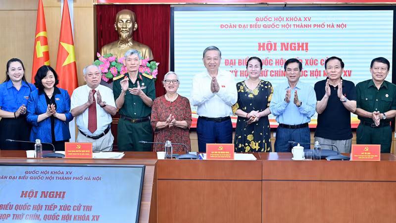 General Secretary To Lam and Ha Noi voters. (Photo: Dang Khoa)
