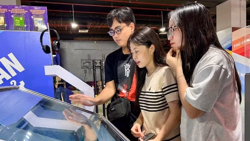Readers experience e-books at the exhibition on national achievements at the Viet Nam Exposition Centre in Dong Anh, Ha Noi.