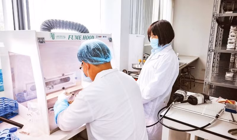 Researchers analyse samples from the remains of fallen soldiers at the DNA Identification Centre. (Photo: Nhat Minh).