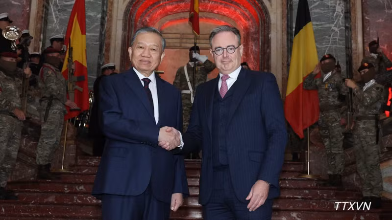 Belgian Prime Minister Bart De Wever welcomes General Secretary of the Communist Party of Viet Nam Central Committee and President To Lam at Egmont Palace in Brussels at October 23 noon (local time). Photo: VNA 