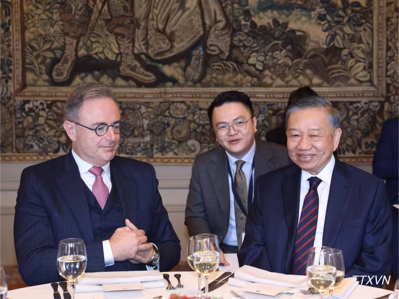 General Secretary of the Communist Party of Viet Nam Central Committee and President To Lam (R) holds talks with and attends a banquet hosted by Belgian Prime Minister Bart De Wever in Brussels on October 23, 2026. (Photo: VNA)