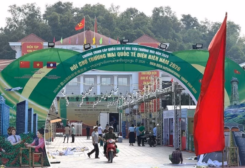 Participating organisations and businesses set up their displays ahead of the opening ceremony on the evening of October 17. (Photo: Le Lan)