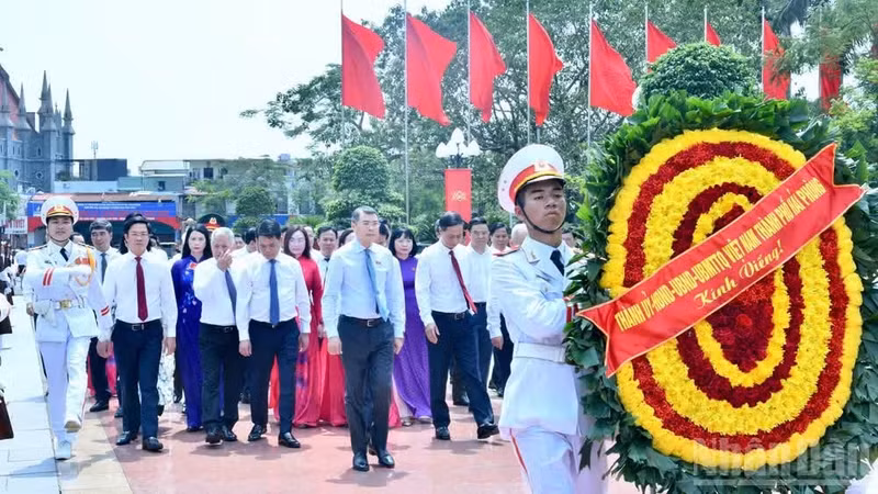 Prime Minister Le Minh Hung and his accompanying delegation pay tribute at the Monument to Heroes and Martyrs of Hai Phong (Photo: Thanh Giang)