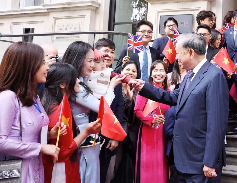 Representatives of the Vietnamese community in the UK bid farewell to Party General Secretary To Lam and his spouse. (Photo: VNA)