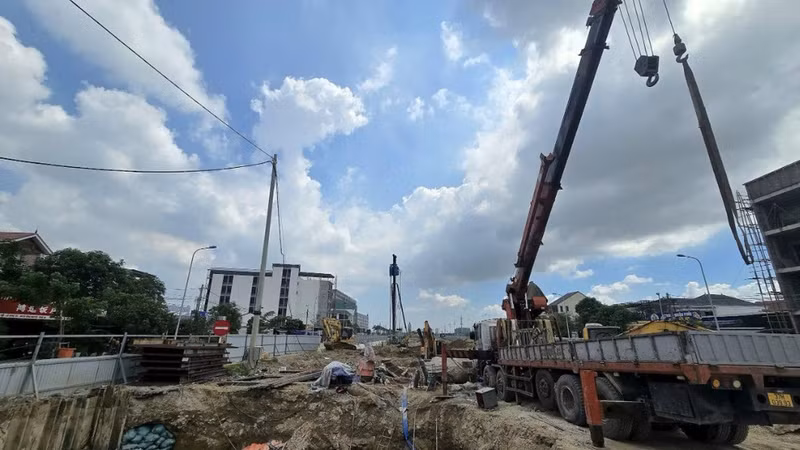Contractors speed up work on components of the Vinh-Thanh Thuy Expressway project. (Photo: Huong Tra)