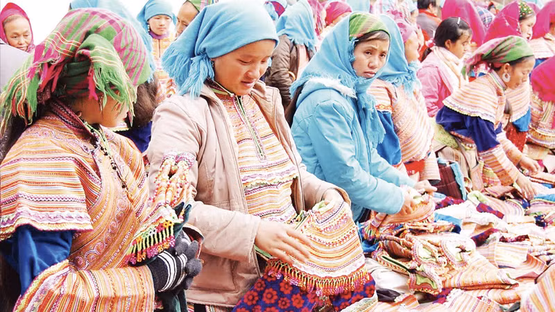 The vibrant colours of brocade attract tourists to the Si Ma Cai market in Lao Cai. (Photo: Thi Phong)