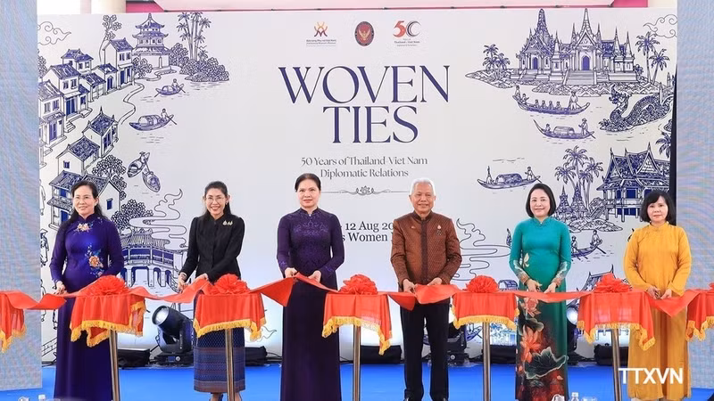 The opening of the exhibition entitled "Woven Ties – 50 Years of Thailand–Viet Nam Diplomatic Relations" at the Vietnamese Women's Museum in Ha Noi on August 6, 2026. (Photo: VNA) 