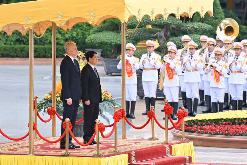 Vietnamese President Luong Cuong hosts the welcome ceremony for Lithuanian President Gitanas Nauseda.