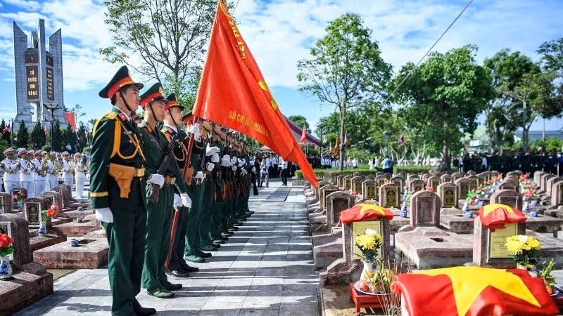 A memorial and burial ceremony for the remains of 80 volunteer soldiers and Vietnamese experts who sacrificed their lives in Laos was held at Nghi Loc Martyrs' Cemetery in Nghe An Province. (Photo: THANH DAT)