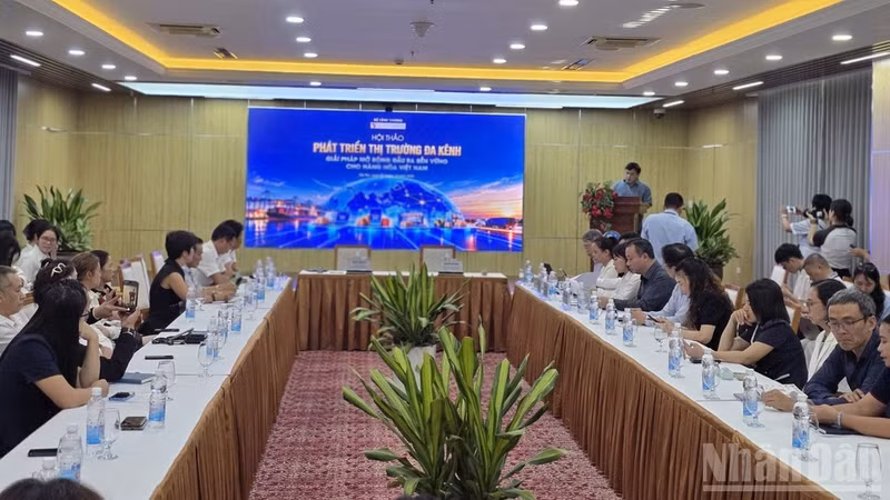 The workshop on developing multi-channel distribution for Vietnamese goods. (Photo: Kim Dung)