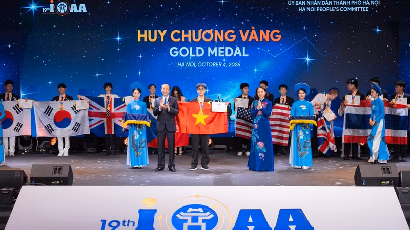 The organising committee awards gold medals to the winning contestants.