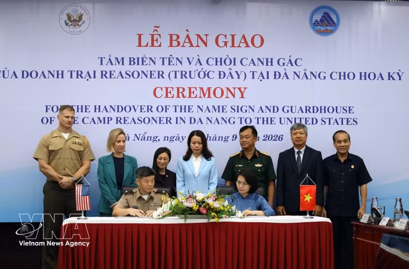 The ceremony for the handover of the name sign and guardhouse of the former US Marine Corps Camp Reasoner to the US side in Da Nang on September 15. (Photo: VNA)