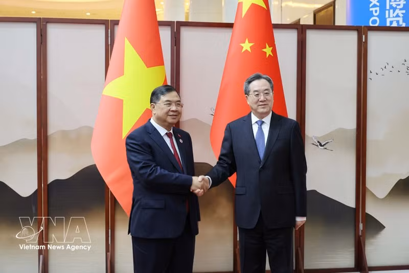 Politburo Member and Standing Deputy Prime Minister Pham Gia Tuc (left) and Ding Xuexiang, member of the Standing Committee of the Political Bureau of the Communist Party of China (CPC) Central Committee and Vice Premier of the State Council. (Photo: VNA) 