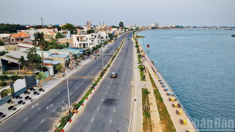 The riverside road project in Tran Bien Ward was completed and opened to traffic in 2025.