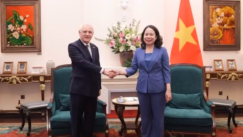Vice State President Vo Thi Anh Xuan receives outgoing Argentine Ambassador Marcos Antonio Bednarski.