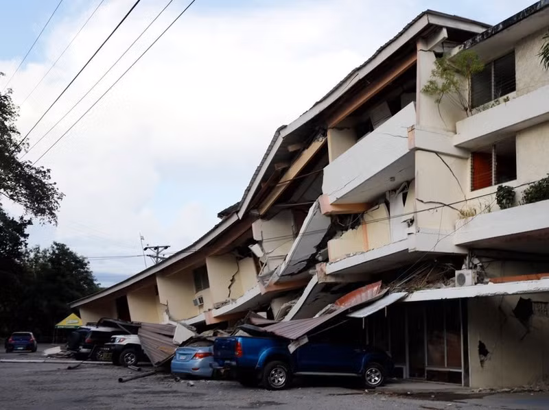 A building collapses and vehicles are damaged following an earthquake in Penonomé, Coclé province, central Panama, on October 9. (Photo: Xinhua)