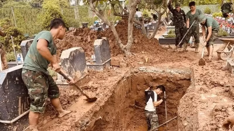 Forces excavate and sample martyrs’ remains at Nhon Martyrs’ Cemetery in Ha Noi. (Photo: Mai Hoa)