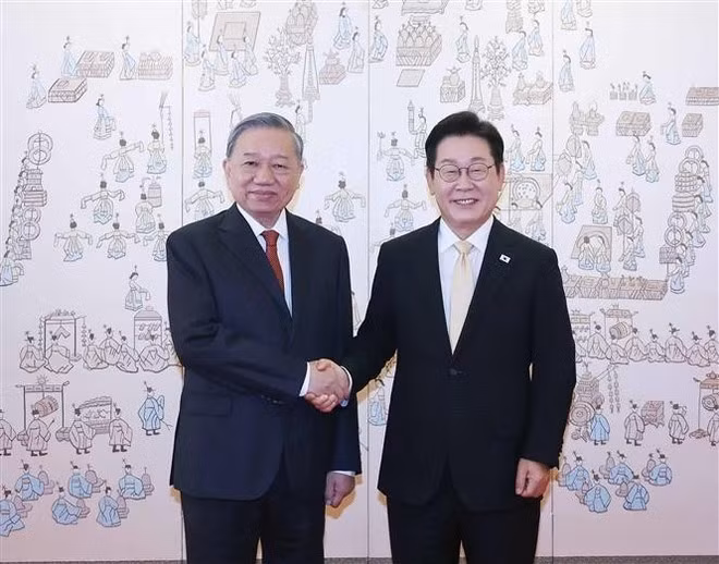 Party General Secretary To Lam (L) and Korean President Lee Jae Myung (Photo: VNA)