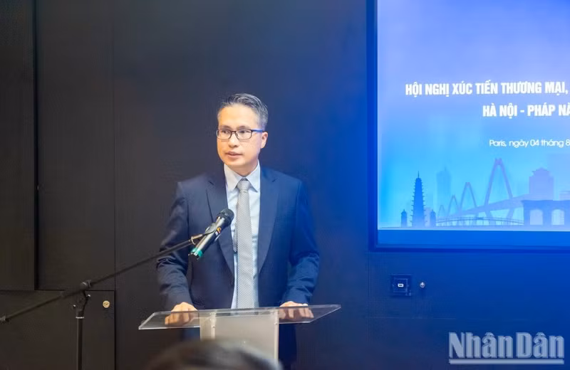 Trade Counsellor Vu Anh Son speaks at an event to promote trade and tourism between Ha Noi and France in Paris on August 4, 2026.