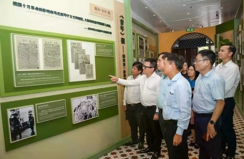 Viet Nam Journalists’ Association members visit Viet Nam Revolutionary Youth League's Headquarters in Guangzhou (Photo: VNA)