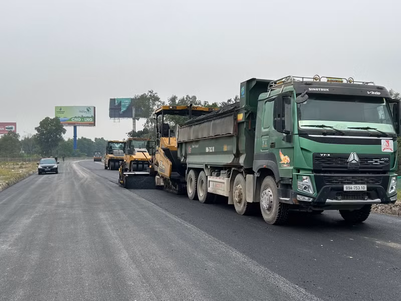 Construction work is under way on a road alongside the Ha Noi-Hai Phong Expressway in Hung Yen Province.