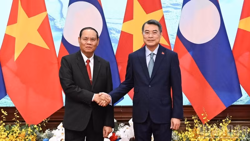 Prime Minister Le Minh Hung (right) and Politburo member and Standing Member of the Secretariat of the Lao People's Revolutionary Party (LPRP) Central Committee Vilay Lakhamfong at their meeting on October 14. (Photo: Tran Hai)