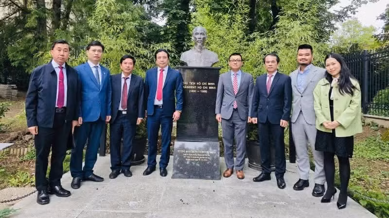 The Hue delegation visits the Vietnamese Embassy in Austria.
