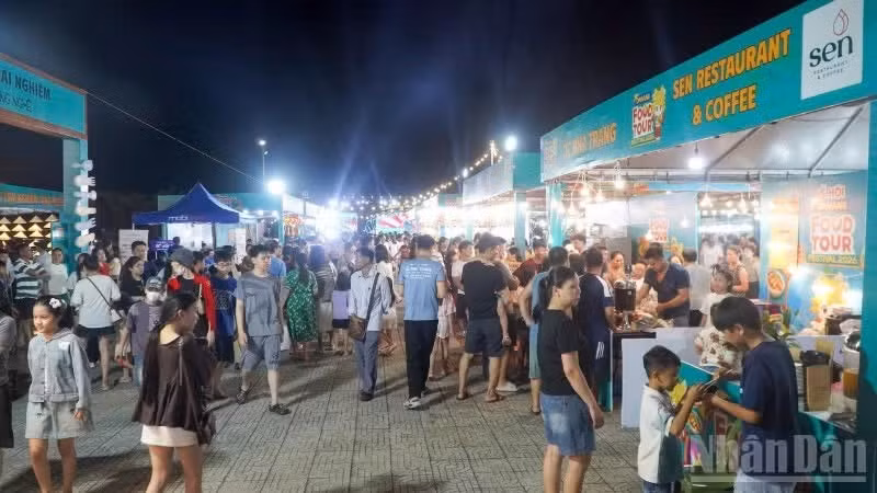 The “Taste of the Sea” Food Festival draws large crowds of local residents and visitors.