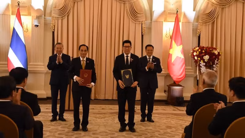 General Secretary of the Communist Party of Viet Nam Central Committee and President of Viet Nam To Lam and Prime Minister of Thailand Anutin Charnvirakul witness the exchange of an Action Programme for implementing the Viet Nam-Thailand Comprehensive Strategic Partnership for the 2026-2031 period on May 28. (Photo: VNA) 