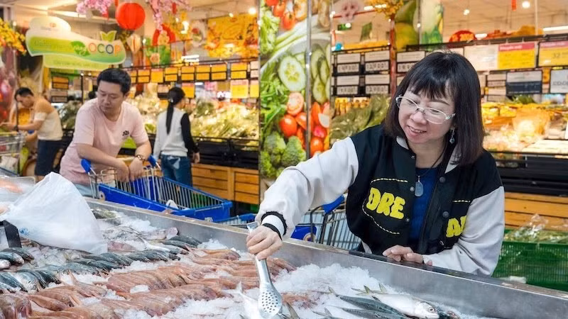 Consumers shop for food at a supermarket in Ho Chi Minh City. (Photo: Huu Hanh)