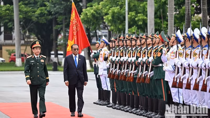 Deputy Prime Minister and Minister of National Defence General Phan Van Giang and Malaysian Minister of Defence Dato’ Seri Mohamed Khaled bin Nordin inspect the guard of honour. (Photo: The Dai)