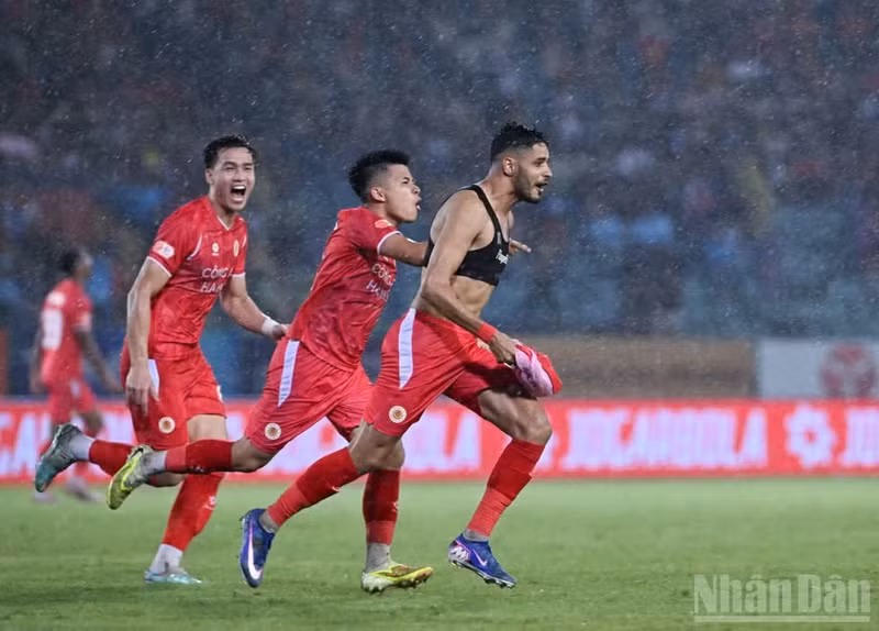 Cong An Ha Noi players celebrate a goal. (Photo: Tran Hai)