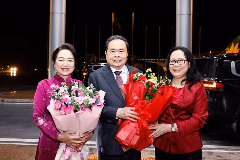 NA Chairman Tran Thanh Man (centre) and his spouse Nguyen Thi Thanh Nga (left) at Noi Bai International Airport on early July 22 morning. (Photo: VNA) 