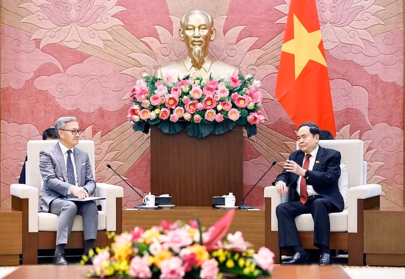 National Assembly Chairman Tran Thanh Man (R) and Lao Minister of Foreign Affairs Thongsavanh Phomvihane in Ha Noi on December 18. (Photo: VNA) 