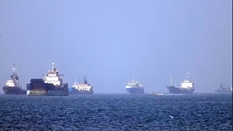 Vessels sailing through the Strait of Hormuz. (Photo: Xinhua/VNA)