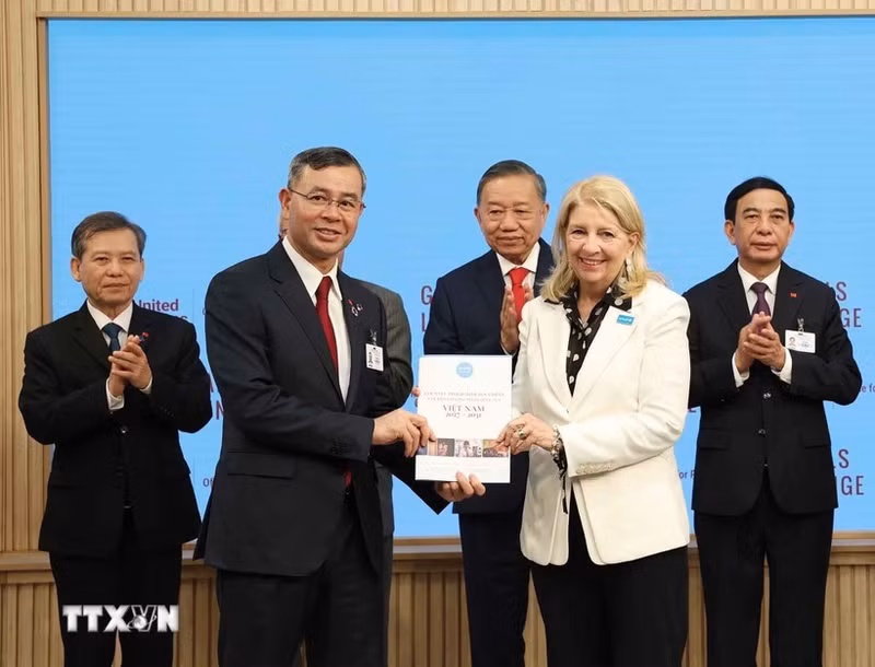 General Secretary of the Communist Party of Viet Nam Central Committee and President To Lam (centre), together with senior officials of Viet Nam, witnesses the exchange of cooperation documents between Viet Nam and United Nations agencies in New York on September 22, 2026. (Photo: VNA) 