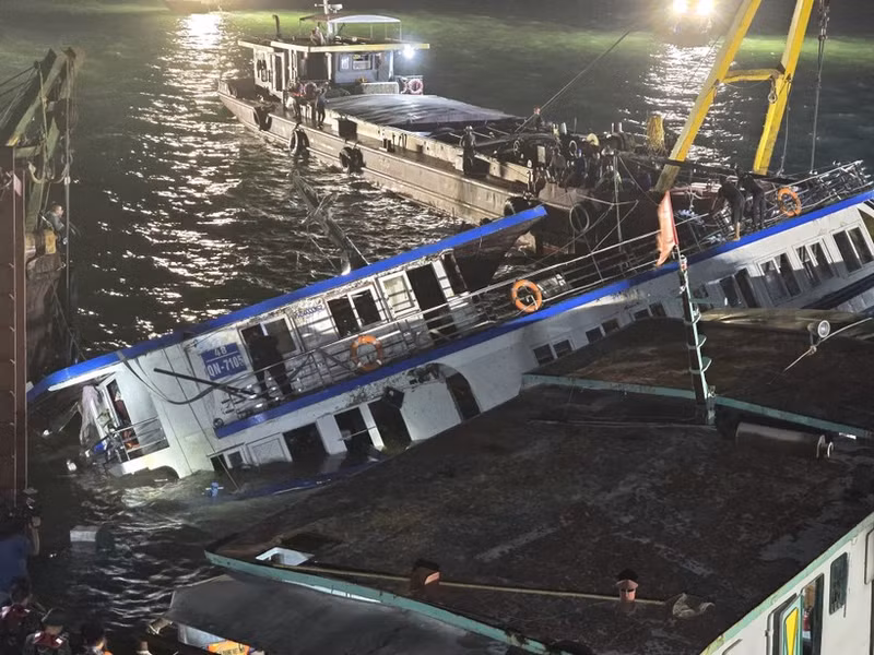 The capsized tourist boat in Quang Ninh is towed ashore. (Photo: VNA) 