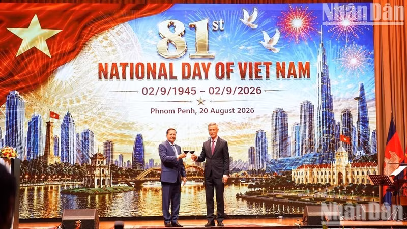 Cambodian Deputy Prime Minister Neth Savoeun and Ambassador Nguyen Minh Vu toast the 81st anniversary of Viet Nam’s National Day. (Photo: DINH TRUONG)
