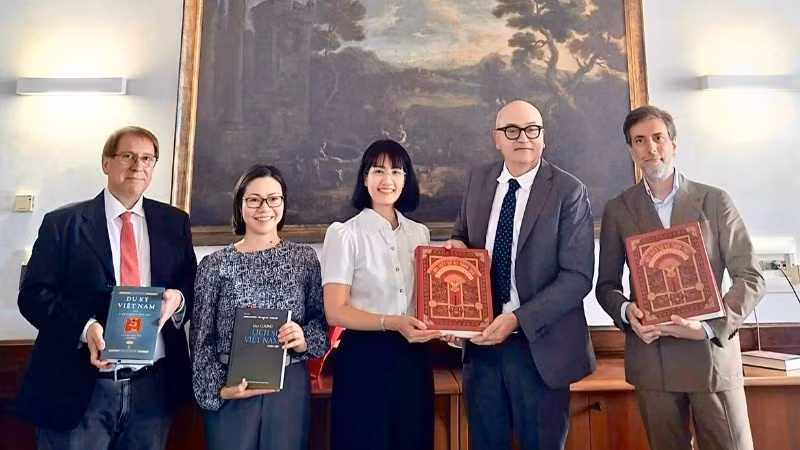Ambassador Nguyen Phuong Anh presents a selection of books to the Department of Vietnamese Studies at the University of Naples “L’Orientale”. (Photo: Embassy of Viet Nam in Italy)