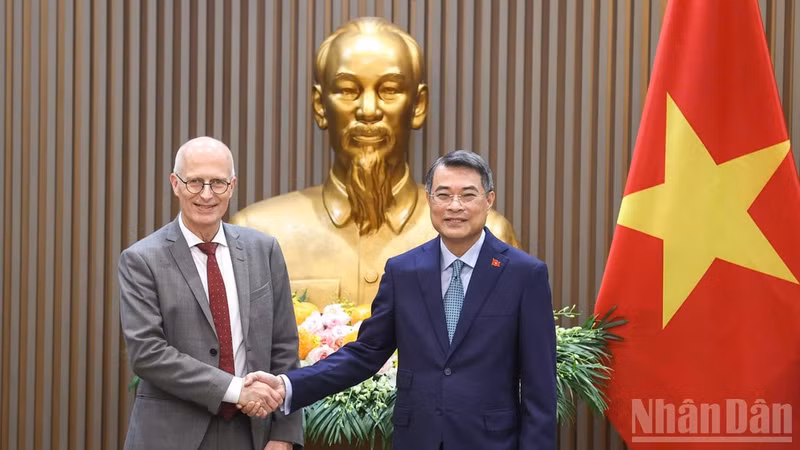 Prime Minister Le Minh Hung welcomes Peter Tschentscher, Prime Minister and First Mayor of Hamburg, in Ha Noi on October 14. (Photo: Tran Hai)