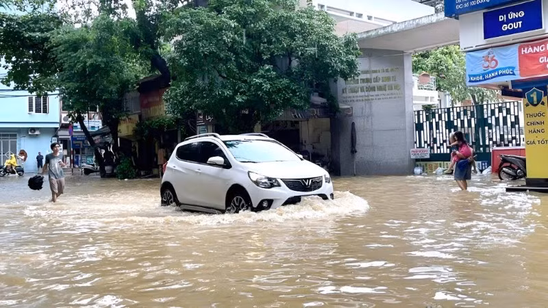 Flooding in Ha Noi following heavy rainfall. (Photo: Huy Hoang)