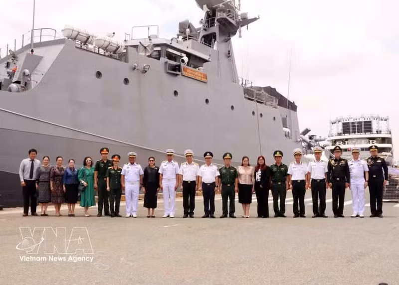Delegates pose for a group photo at the welcoming ceremony for the ship. (Photo: VNA)